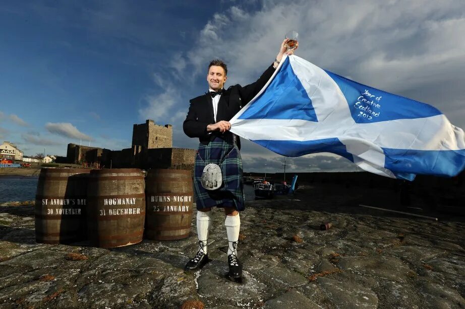 People live in scotland. Сент-Эндрюса, Шотландия. St Andrews Day Scotland. St Andrew's Day. St Andrew in Scotland.