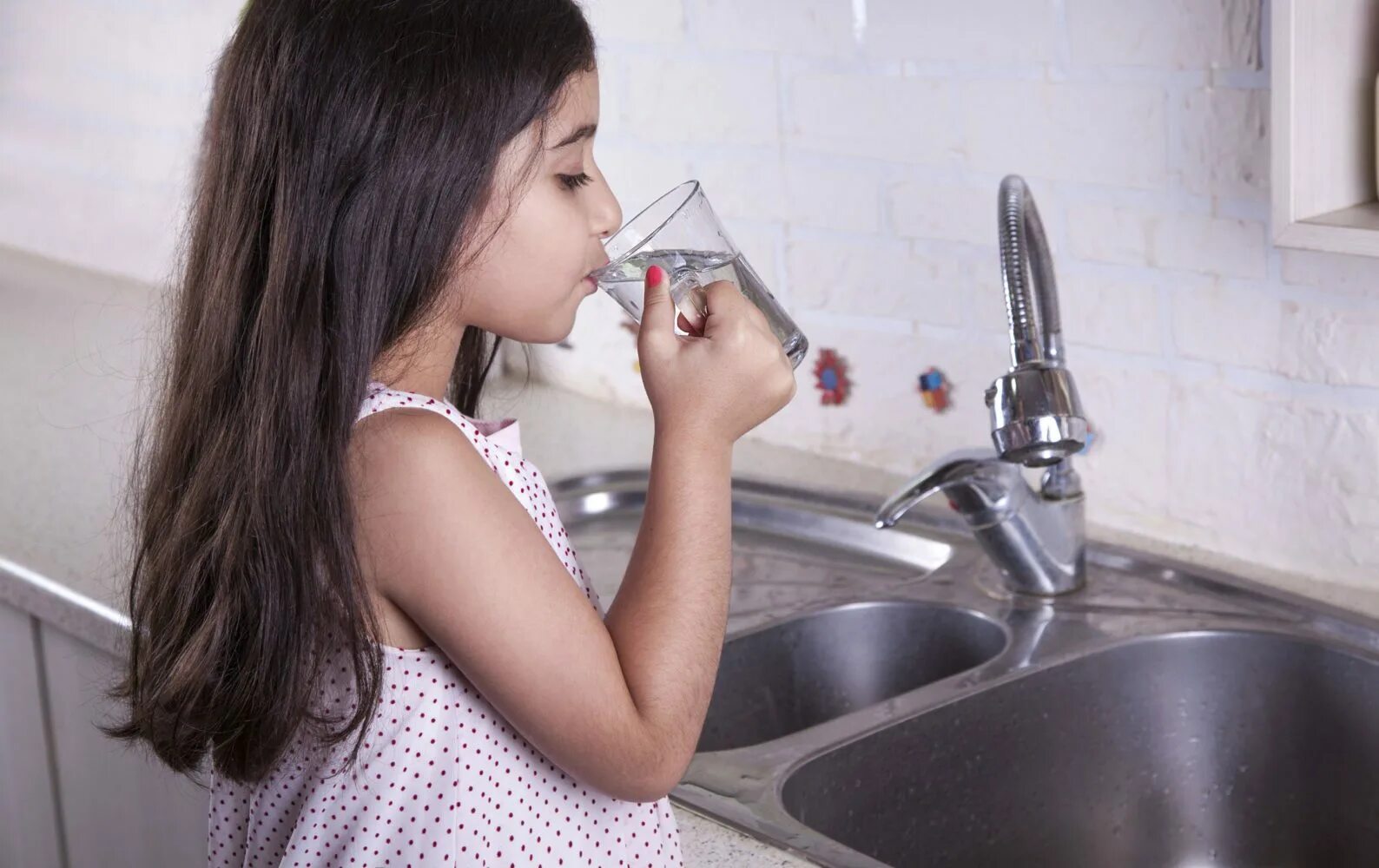 Девушка с питьевой водой. Человек пьет воду. Питье воды из под крана. Девушка со стаканом воды. Откуда пьешь воду