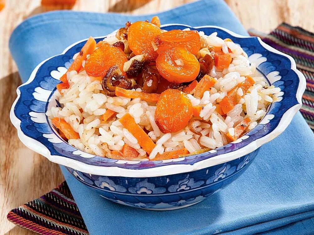 Плов из сухофруктов с рисом. Плов с сухофруктами изюм курага. плов с курагой и изюмом. сладкий рис с сухофруктами. сладкий плов с сухофруктами.