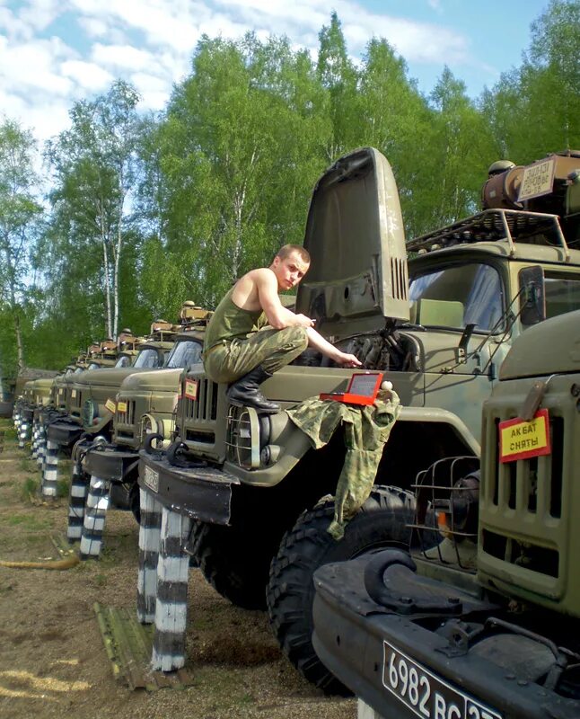 Водителю военного автомобиля. Военный водитель. Военный водитель в армии. Военный КАМАЗ С водителем. Военный Автомобилист.