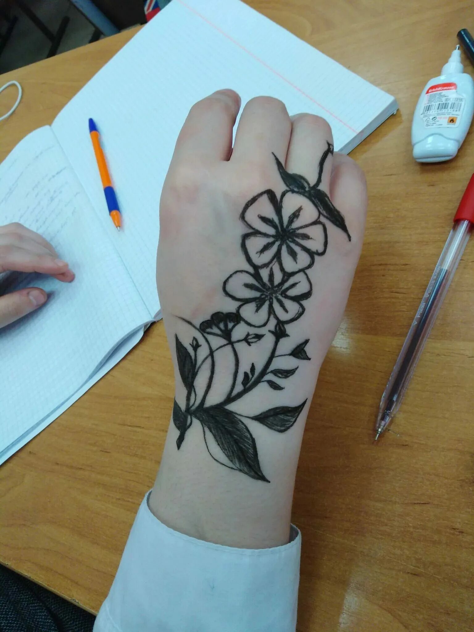 Что нарисовать на руке ручкой легко. Красивые тату черной ручкой. Тату ручкой. Татухи на руку ручкой. Лёгкие тату ручкой на руке.