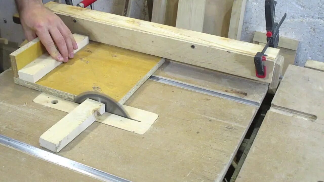 приспособление для циркулярной пилы для ровного распила 45 градусов. направляющая линейка для циркулярной пилы стайер 1600. толкатель для циркулярной пилы 2 в 1 pusher for table saw 2 in 1. пилорама дисковая 220 вольт. как сделать распил своими руками.