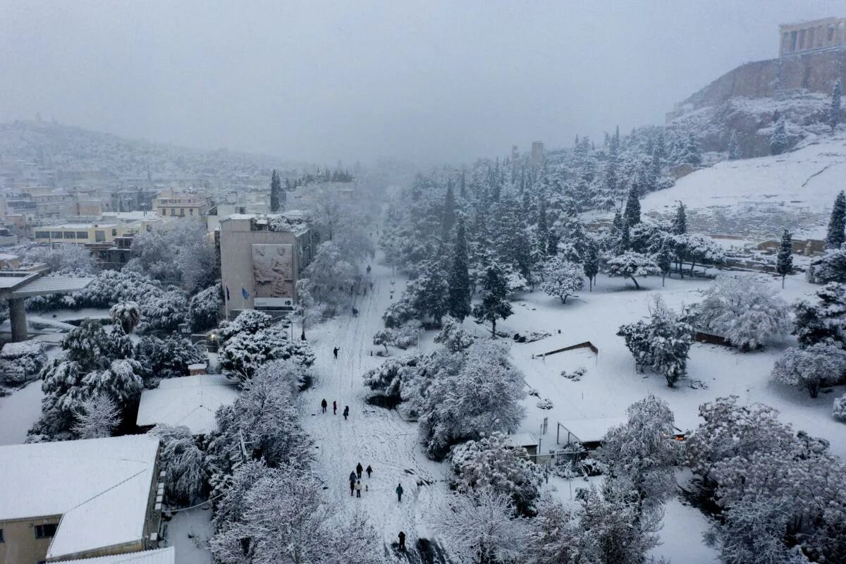 Снег в Афинах 2023. Снег в Афинах. Афины зимой. Снег в Испании.