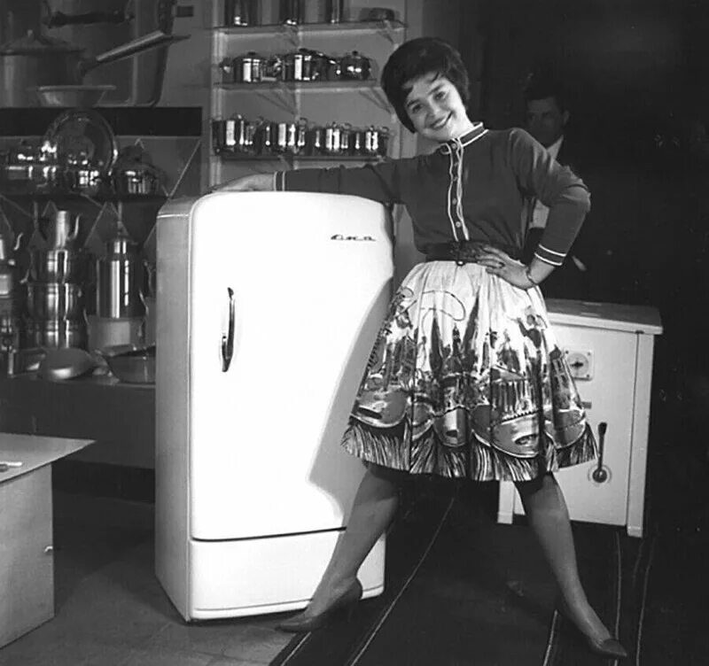 Первый холодильник general electric. Стиральная машина "эая-2"(1955). Радиоприемник 50х годов. Страуме 2 посудомоечная машина. Техника 50 60 годов.