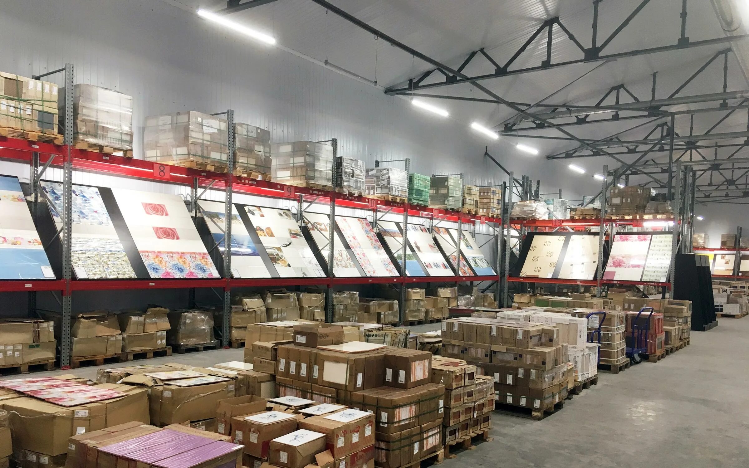 Шоу рум тротуарной плитки. Магазин склад плитки. Плитка балаково магазины. Складирование плитки керамической. Складирование плитки керамической.