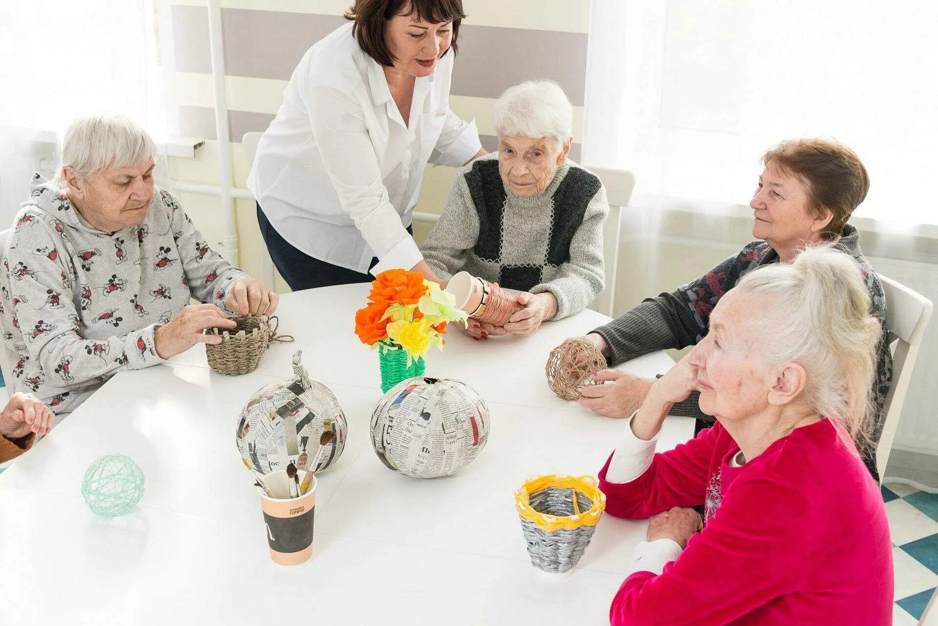 Авито для пенсионеров. Кружок для пожилых людей. Дома престарелых пожилых людей. Социальная реабилитация пожилых. Реабилитация пожилых.