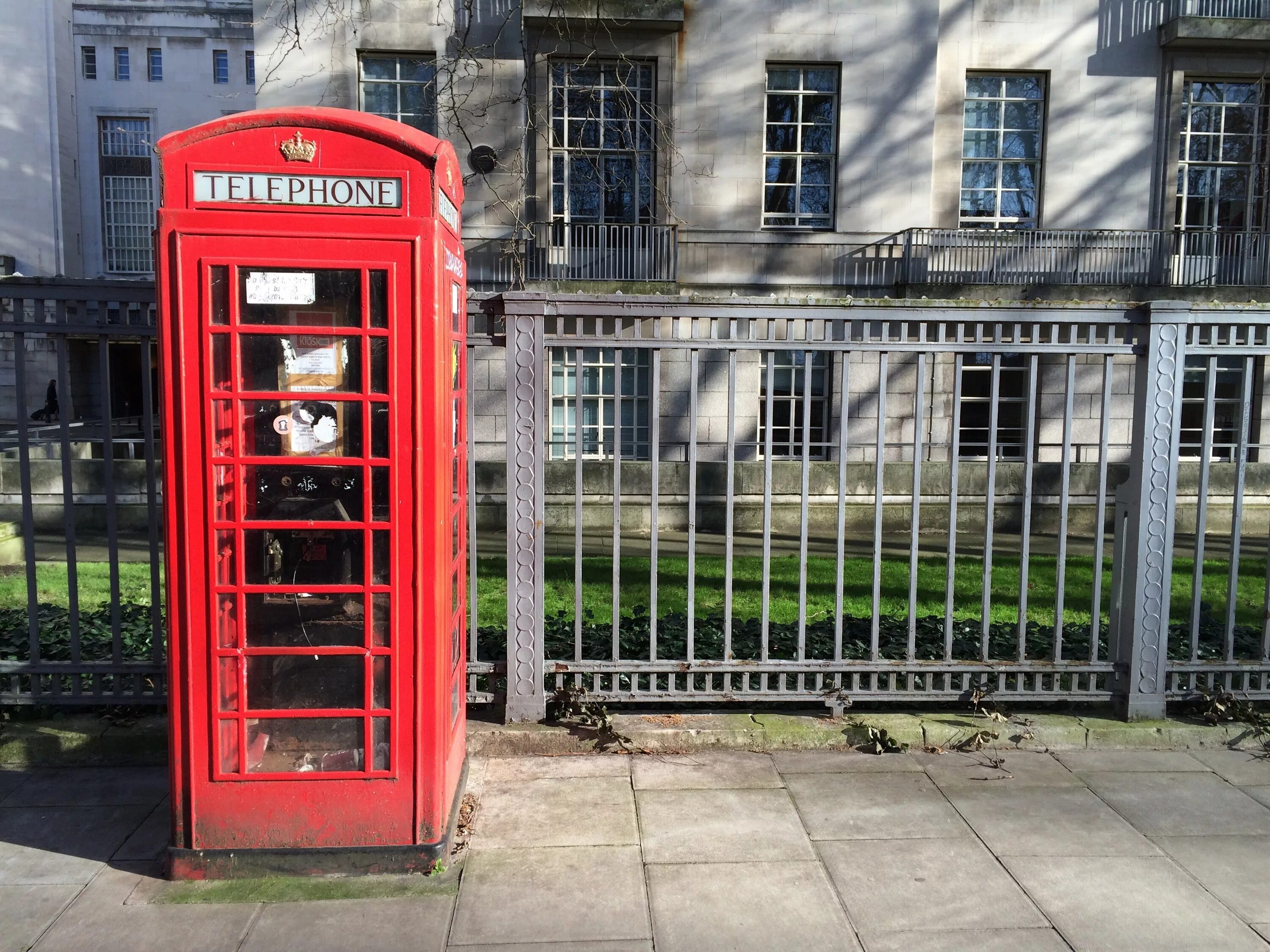 Телефонная будка Phone Booth. Красная будка в Лондоне. Великобританская телефонная будка. Красные Телефонные будки в Великобритании. Британия телефон