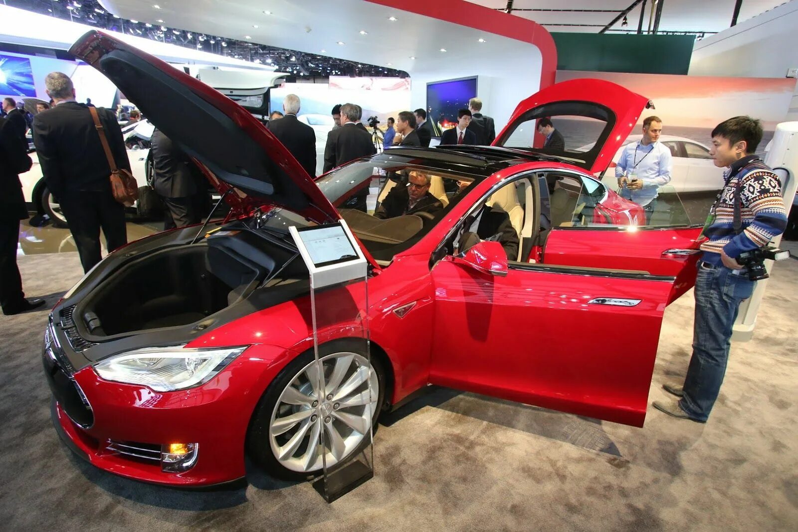 Тесла какой машина. Электроавтомобиль Тесла. Tesla Motors машины. Тесла Моторс 2003. Tesla Motors model s.