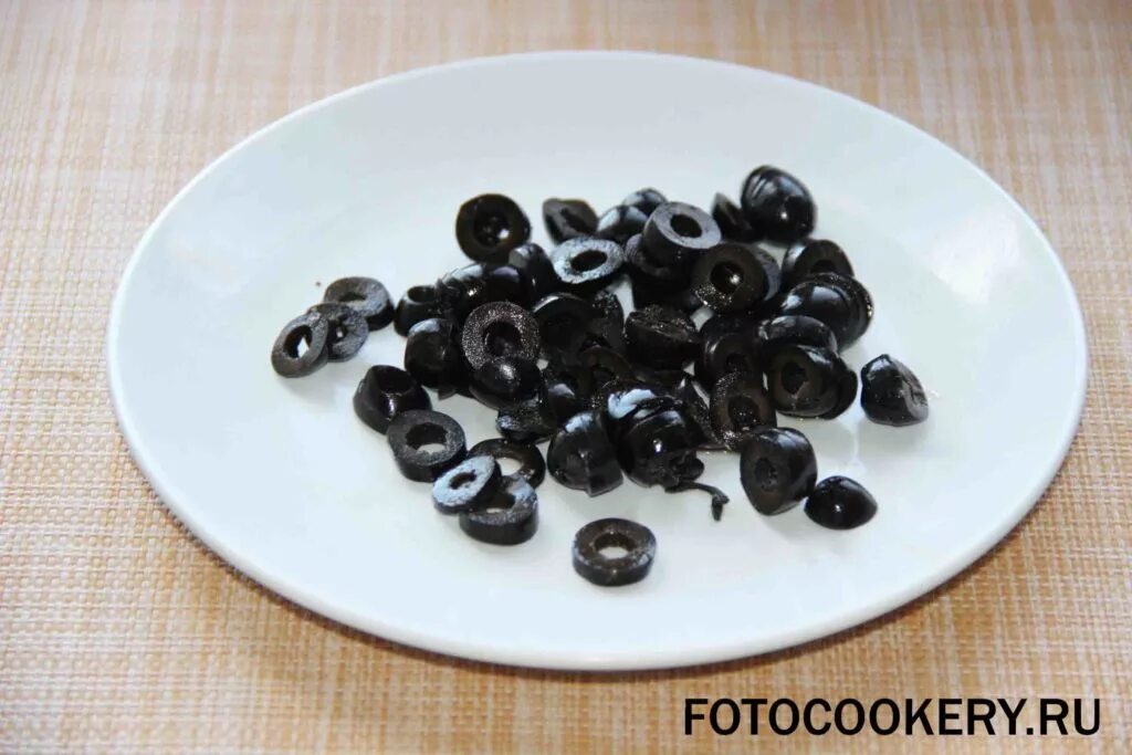 Солянка с оливками. Солянка сборная мясная классическая. Суп солянка сборная мясная классическая. В солянку можно добавить оливки. Суп солянка индигриенты.