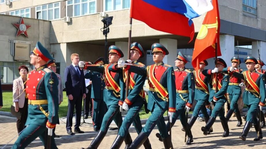 Хабаровск вечный огонь площадь славы. 2 сентября хабаровск. Возложение цветов хабаровск. Возложение венков 2 сентября хабаровск 2022. Вечный огонь лнр.