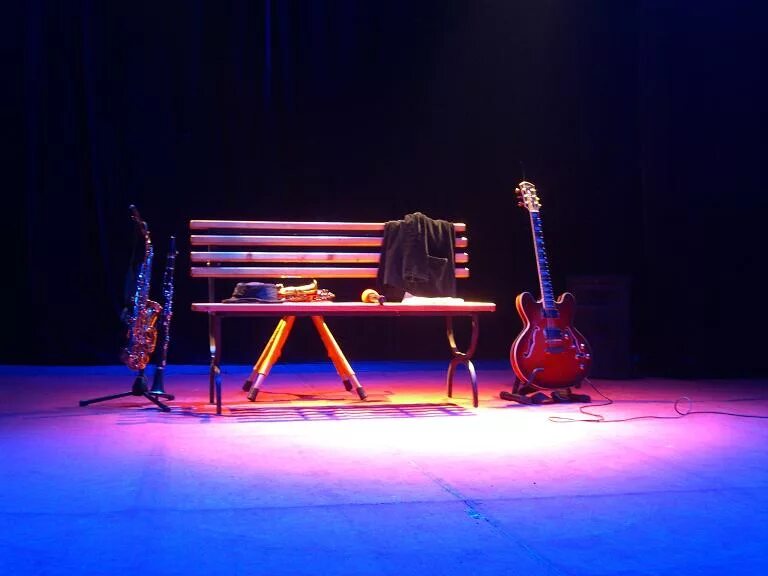 васе поручили закупить реквизит для театрального