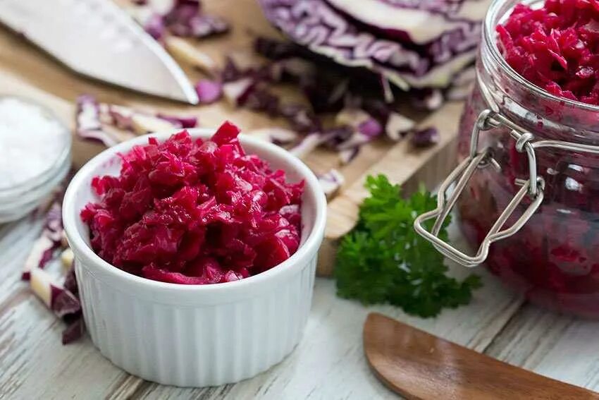 Капуста со свеклой и чесноком на зиму. Красная квашеная капуста. ферментированная краснокочанная капуста. квашеная cabbage. квашеная капуста со свеклой.