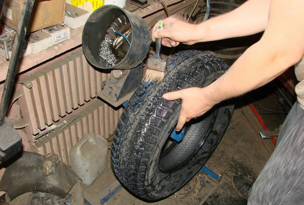 Самодельные резиновые. Самодельная шиповка шин. Приспособление для шипования шин. Подставка для шипования колес. Станок для ошиповки зимних шин.