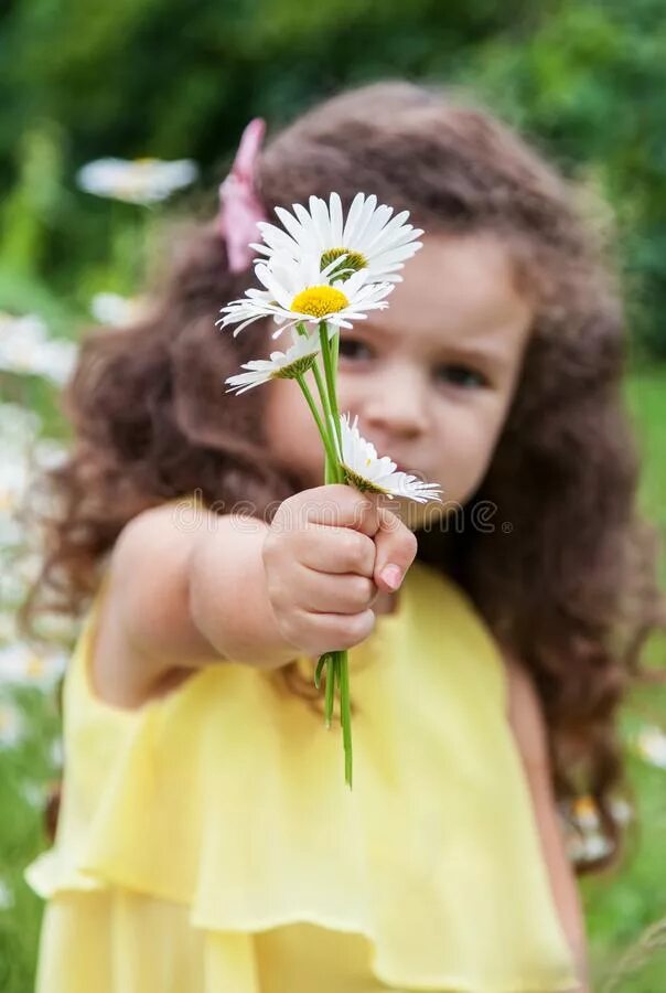 Слушать девочка милашка а в руках. Букет цветов в руках ребенка. Мальчик протягивает цветок. Девушка протягивает цветок. Ребёнок протягивает цветочек.