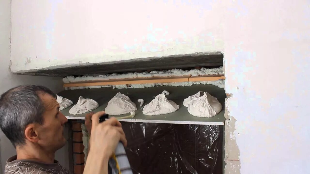 Клеить на гипсовую штукатурку