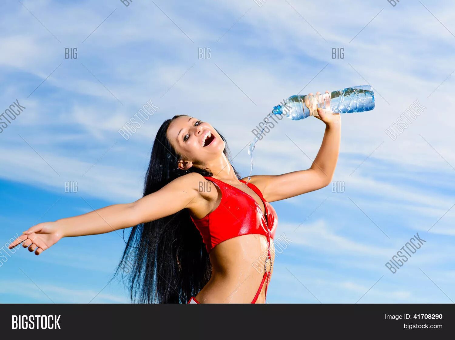 Девушка льет воду. Девушка в купальнике и бутылка. Девушка из воды с бутылкой. Девчонки резвятся в воде. Девушка в спортивной форме с бутылкой воды.