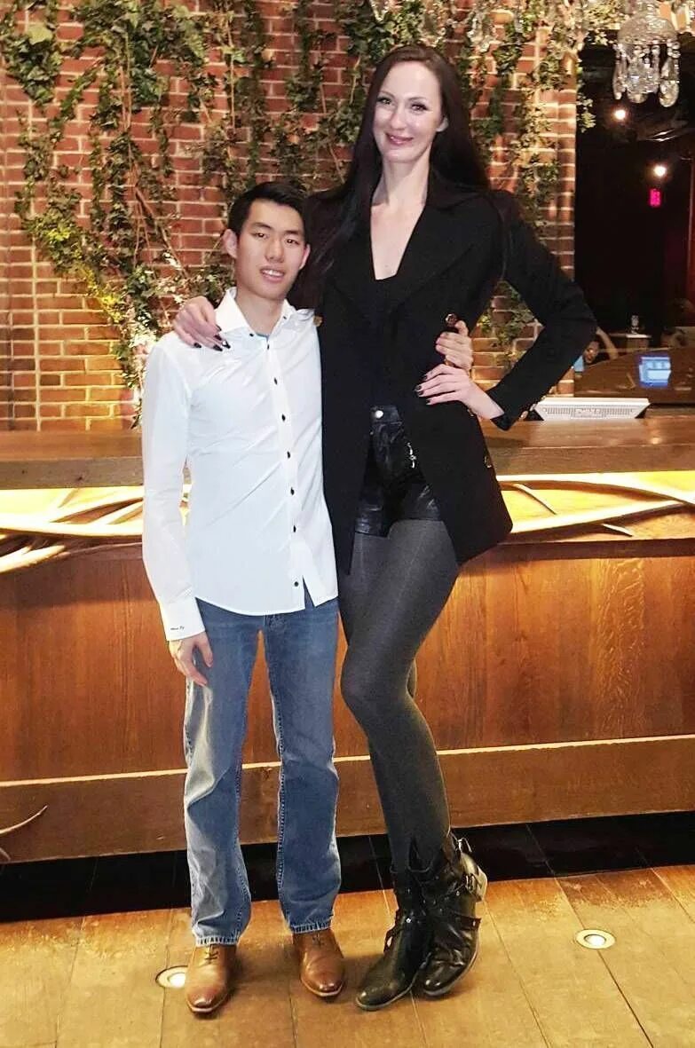 Высокие женщины. Высокая и низкая женщина. Высокий парень.