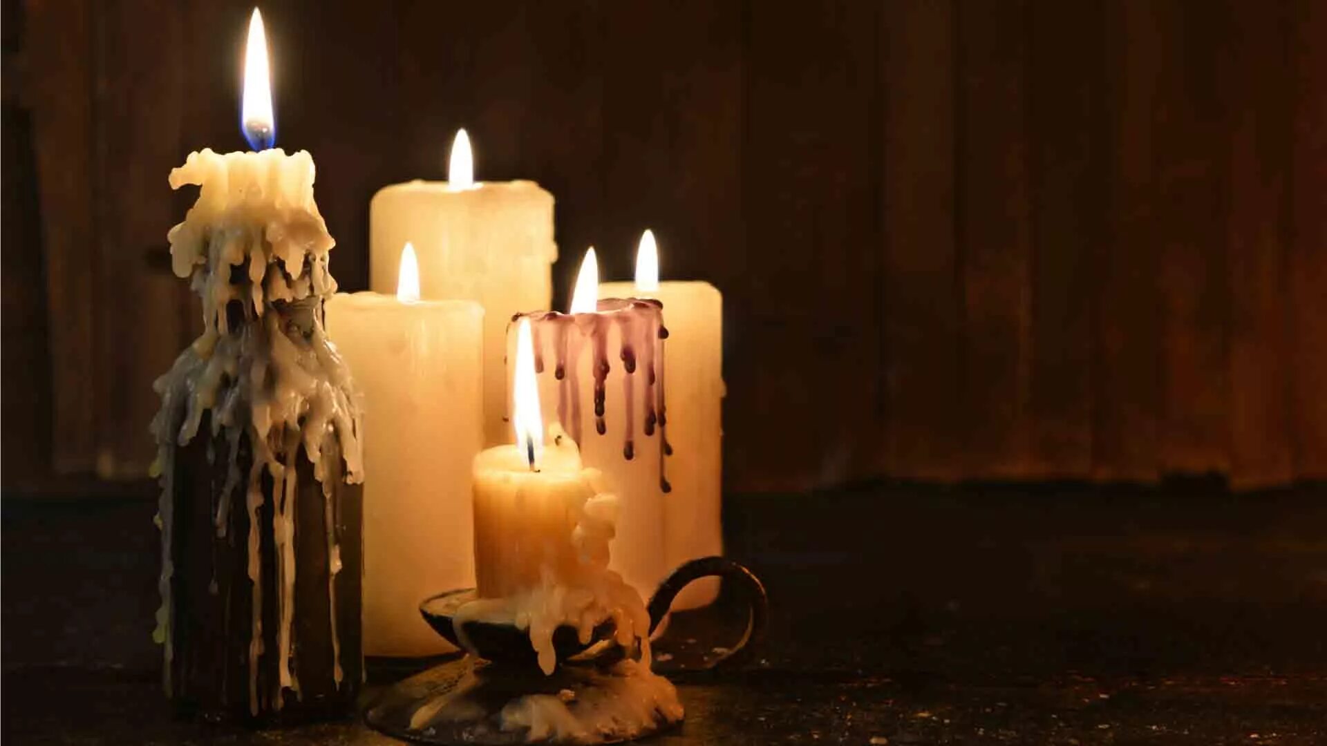 На столе стоит свеча которая отражается. Ритуальные свечи. Магические свечи. Ритуалы со свечами. Свечи для магических ритуалов.