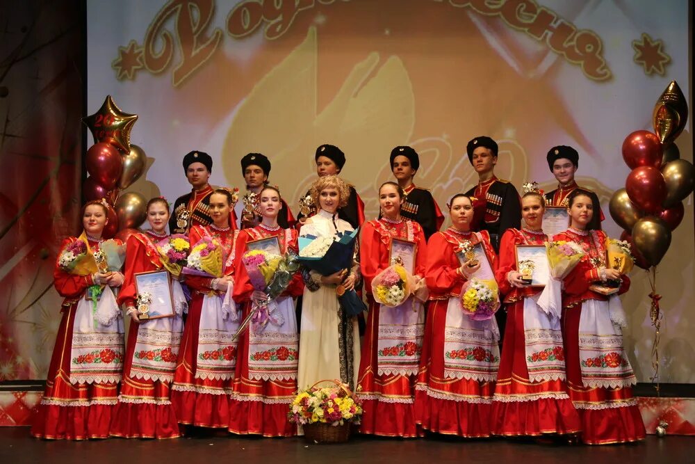 Танцевальный ансамбль жар птица москва. Услада ансамбль владимир. Волжск народный ансамбль. Национальным ансамблем "унанган". Шулико валуйки ансамбль рябинушка.