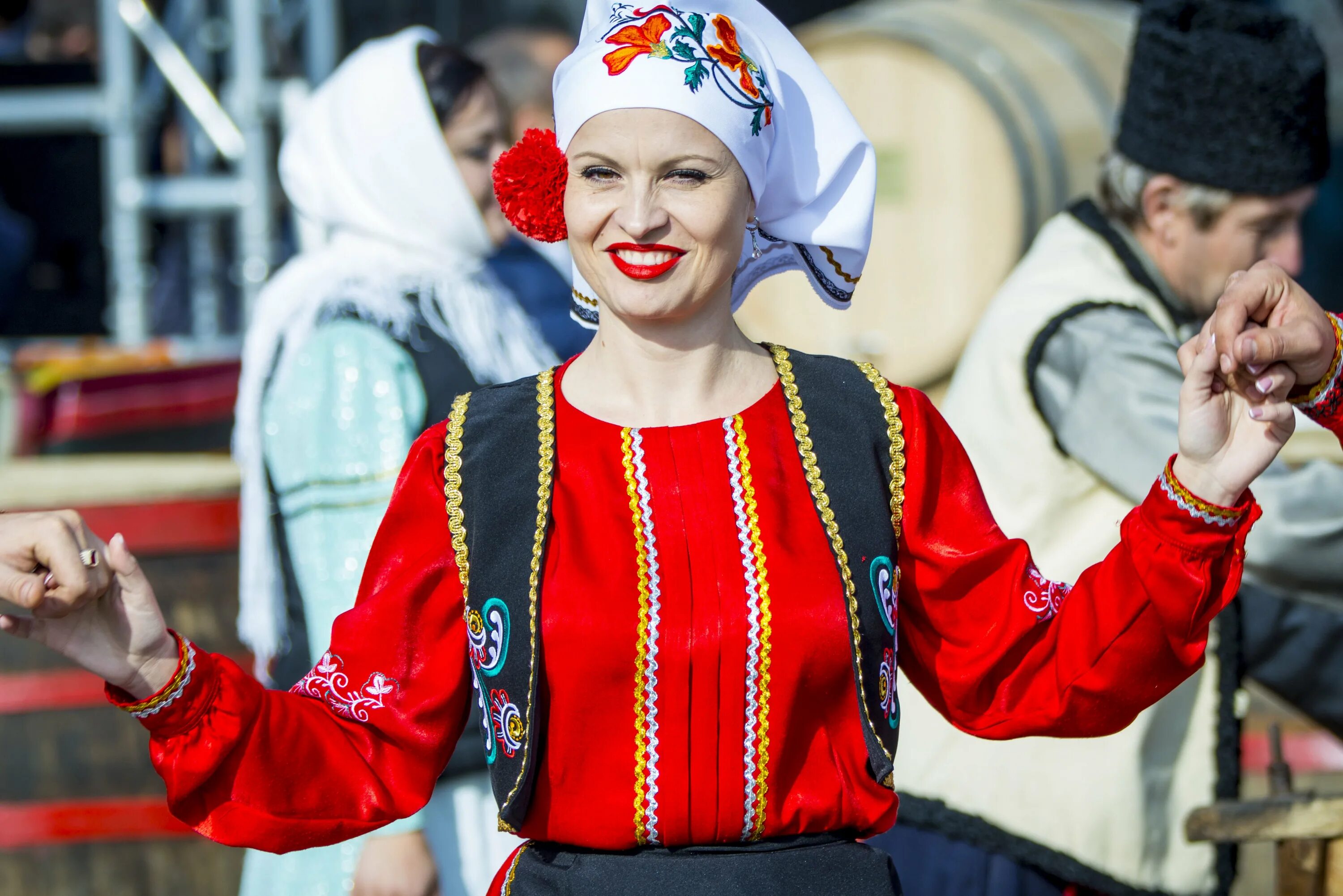 Гагаузы фото. Национальный костюм Гагаузии. Национальная одежда Гагаузии. Народности Молдавии гагаузы. Гагаузия национальный костюм.