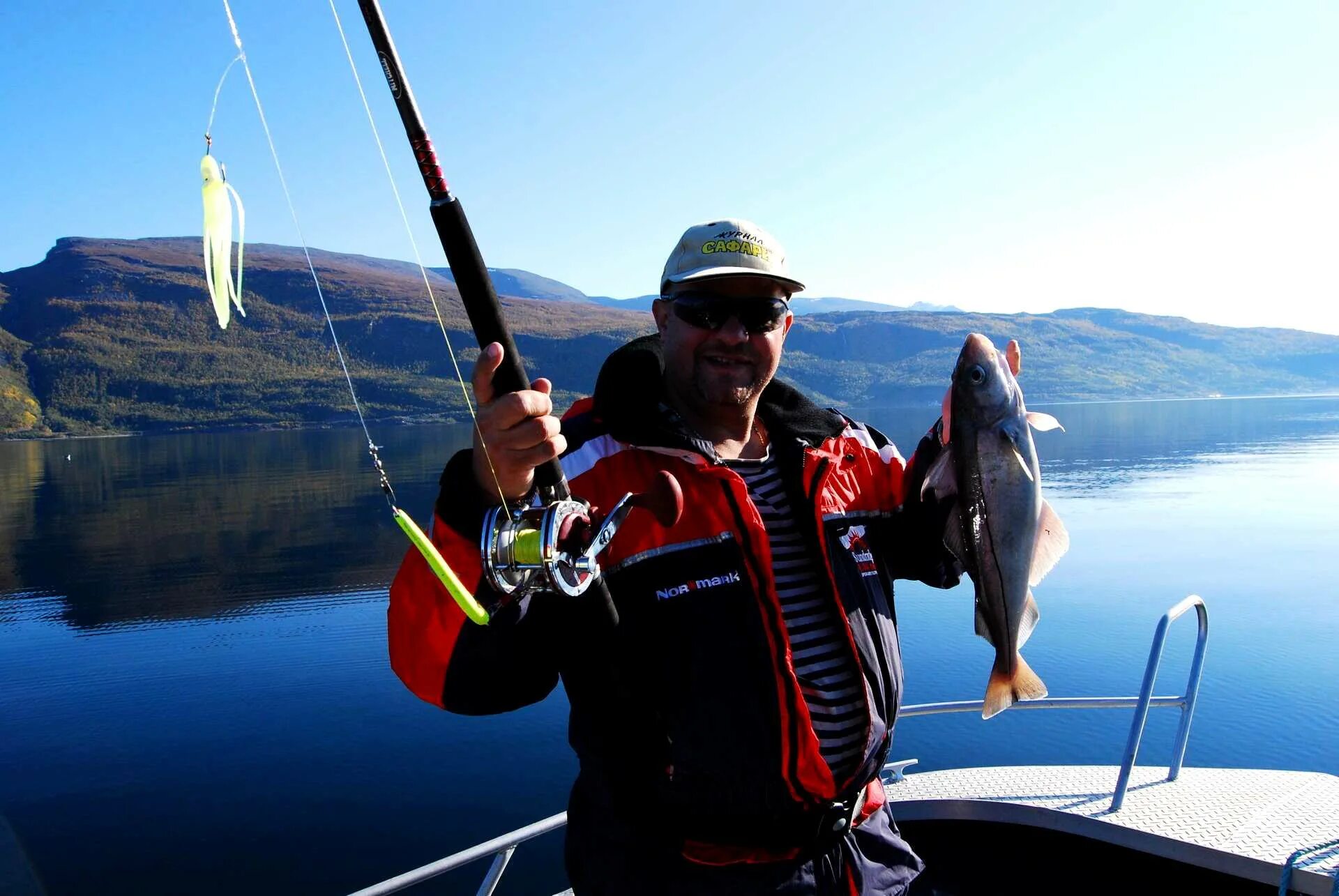 Рыбалка фото. Рыбалка в Норвегии. Рыбак с рыбой. Норвегия рыба. Мужик поймал рыбу