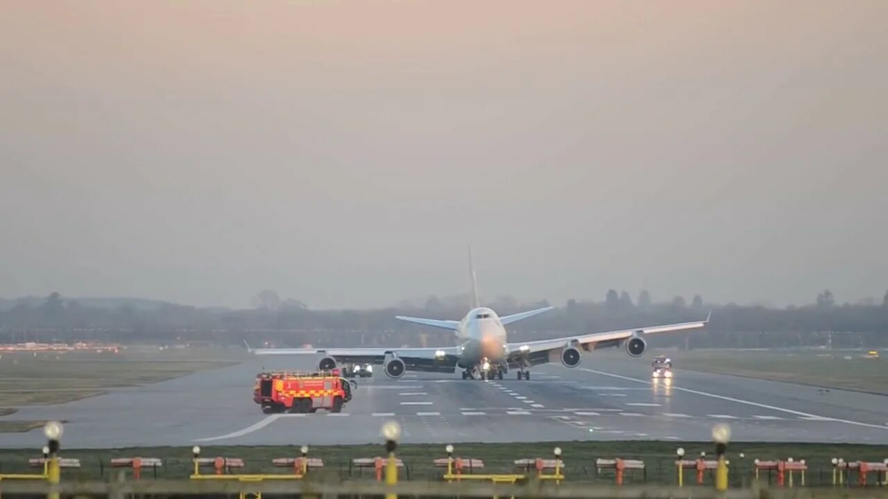 Можно самолеты видео. Boeing 747 посадка. Боинг 747 в аэропорте посадка. Боинг 747 аварийная посадка. Боинг 747 приземлился.