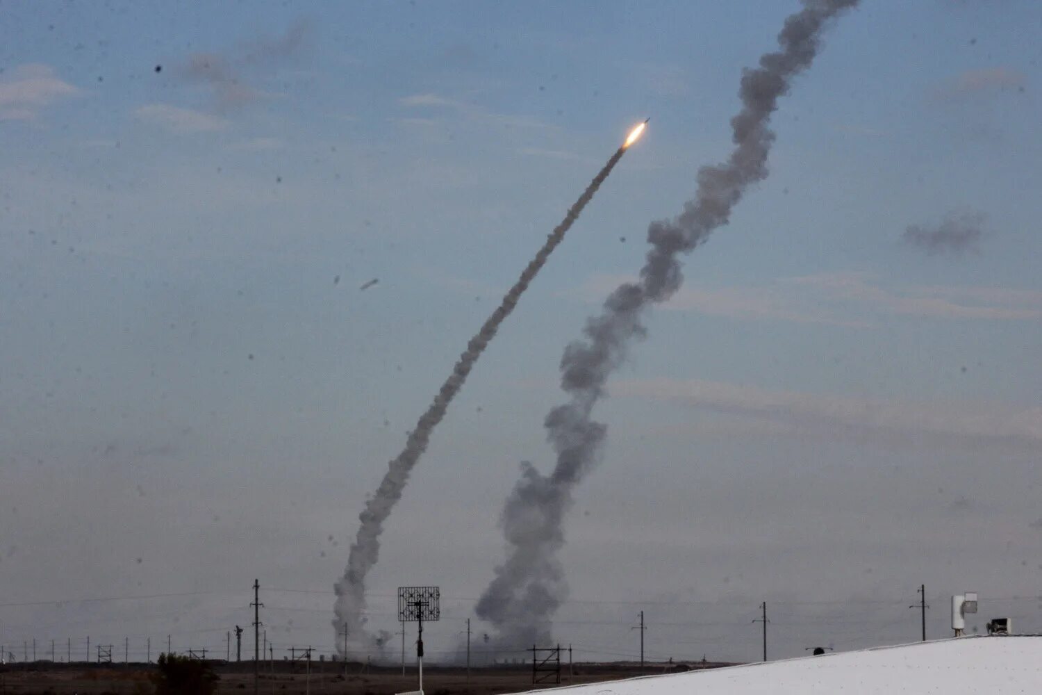 С300 земля земля. Зрк с 300 пуск. с-400 пуск. стрельбы пво ашулук 2005г. шасси баз пуск ракеты с300.