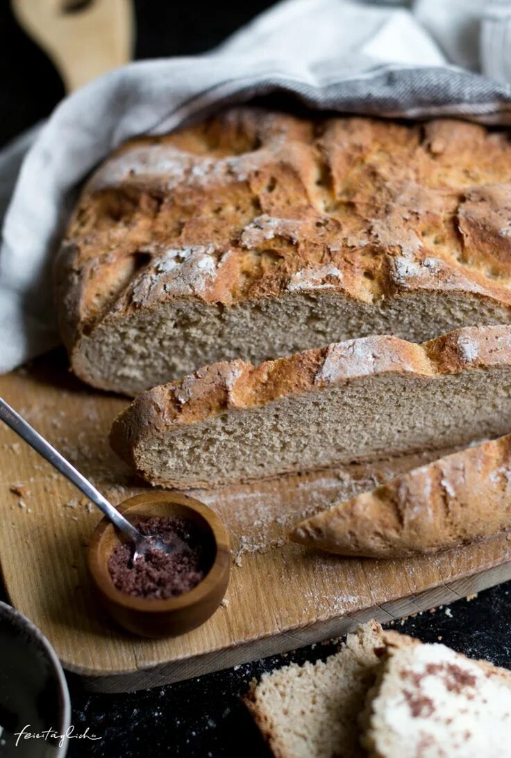 Немецкий хлеб названия. Немецкий завтрак хлеб. Пумперникель. Хлеб pumpernickel. Хлеб немецкий цельнозерновой.