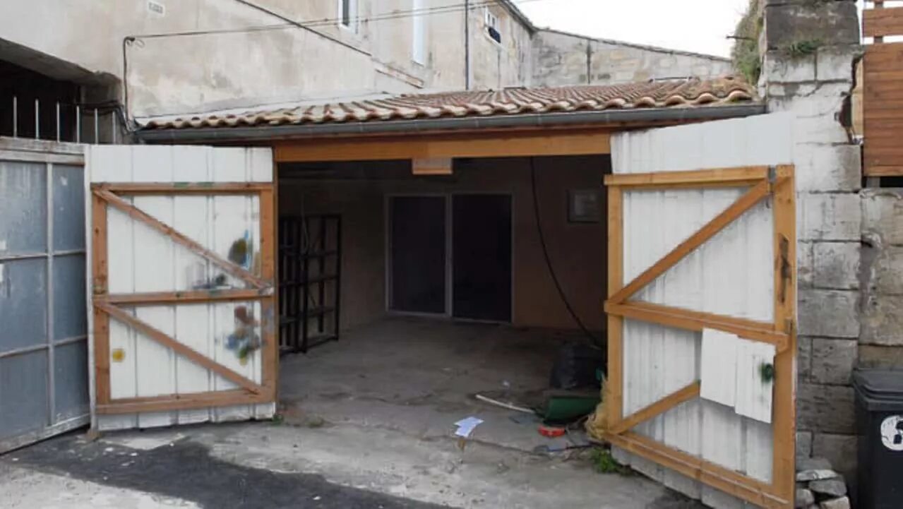 Жить в гараже зимой. Люди живут в гаражах. Можно ли жить в гараже. Гараж жить в гараже. Жилой гараж.