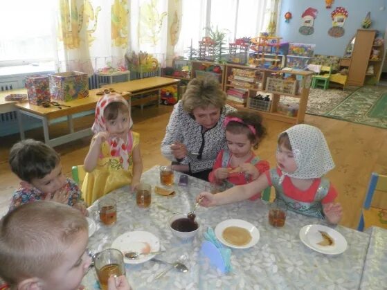 Масленица развлечение в средней группе детского. Чаепитие на Масленицу в детском саду в группе. Развлечение на улице в детском саду Масленица средняя группа. Масленица в средней группе детского сада. Масленица в средней группе развлечение.