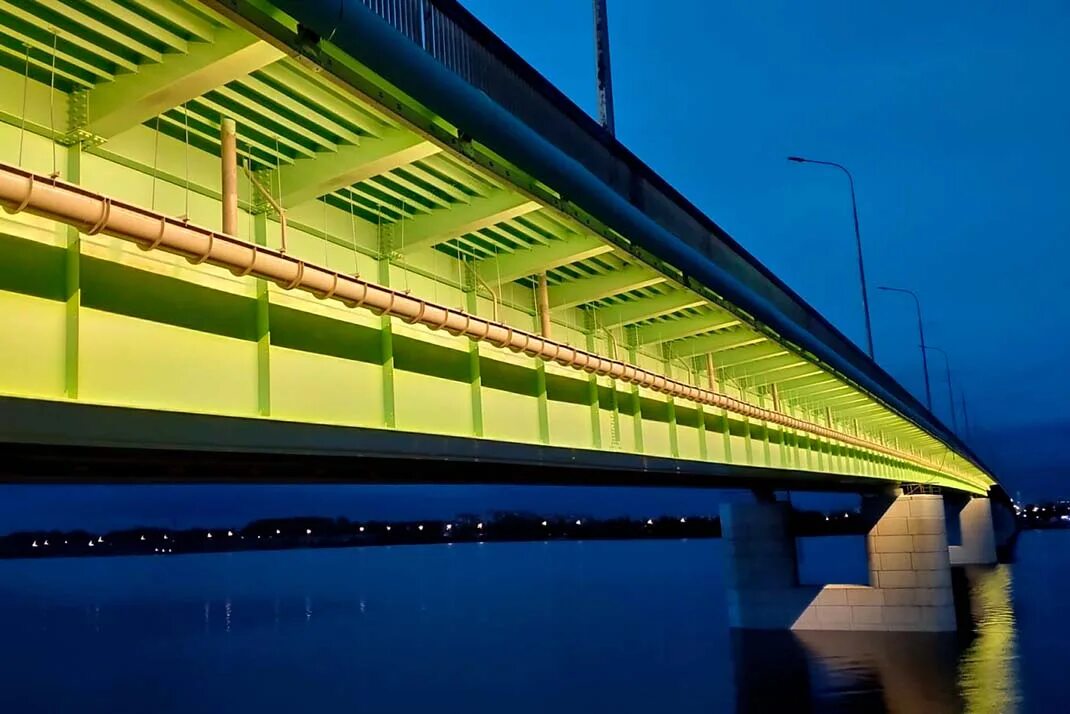 У каких мостов есть художественная подсветка. Подсветка моста. архитектурная подсветка моста. под мостом. освещение под мостом.