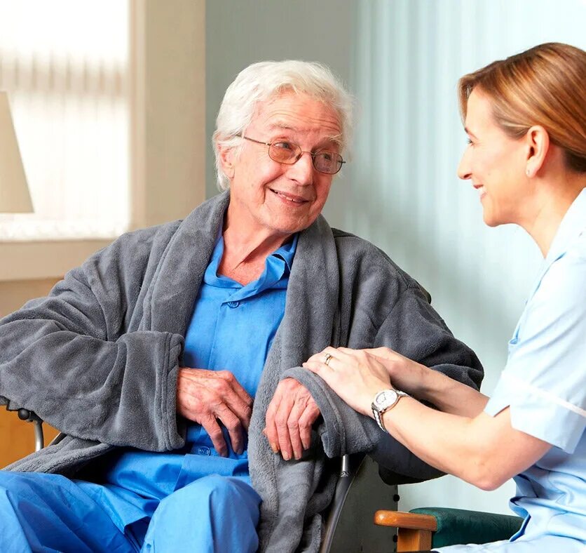 Сиделка компаньон. Пожилой человек и социальный работник. Фото сиделки компаньонки. Социальный работник. Сиделка компаньон.