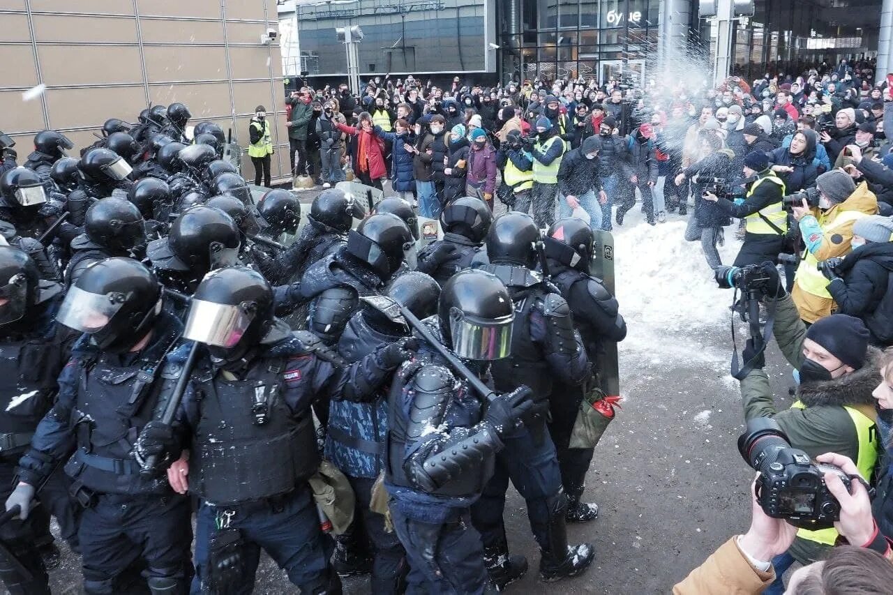 Протесты 31 января 2021 в Санкт Петербурге. Массовые протесты в России. Толпа полицейских. Массовые беспорядки ук