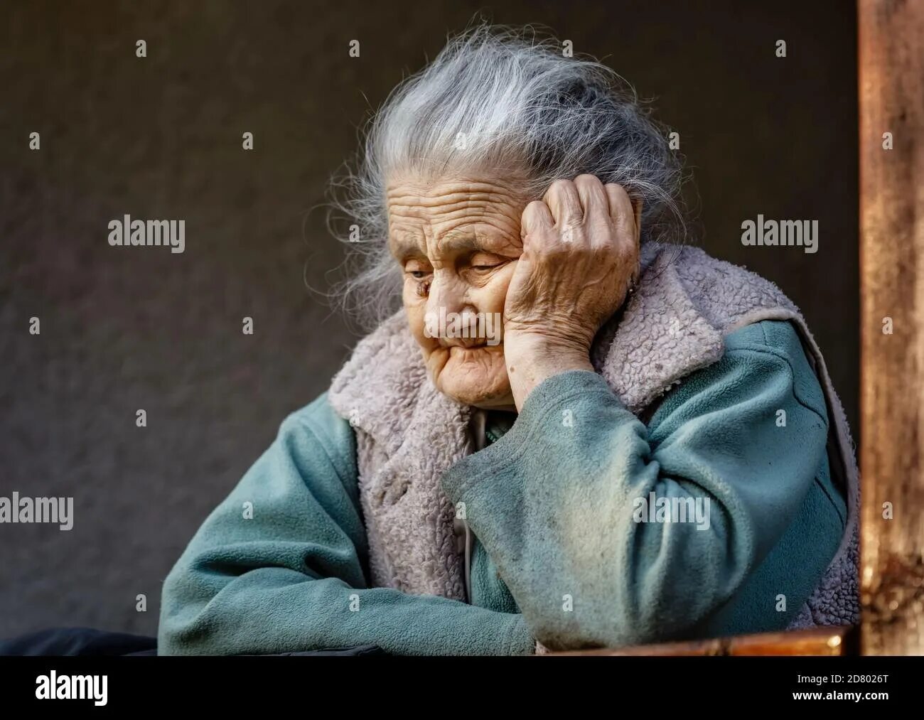 She was very old. Морщинистый человек. Старые фото женщин в пиджаке. Портрет пожилой женщины фото. Морщинистая женщина фото Елена.