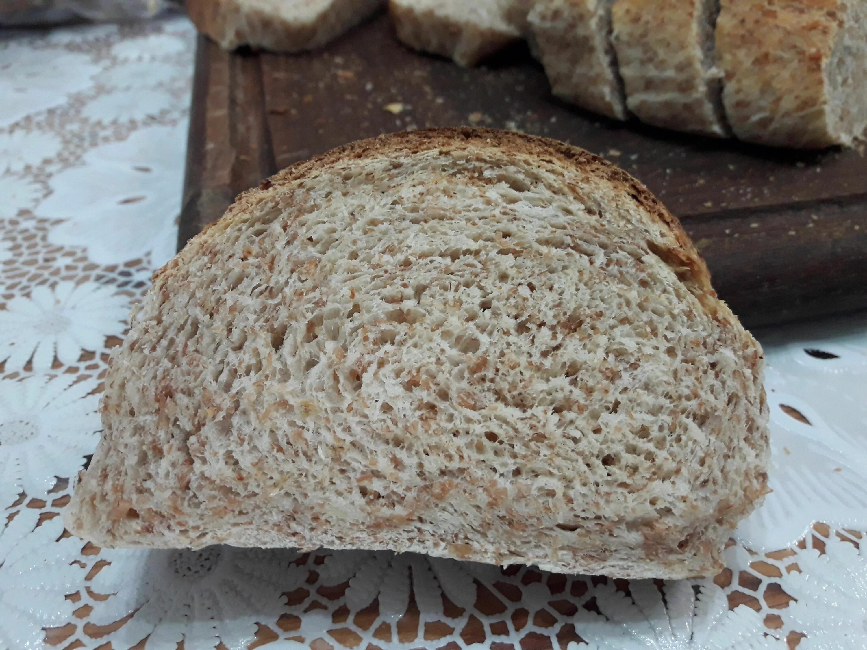 Рецепт черного хлеба на дрожжах. Хлеб пшеничный отрубной. Цельнозерновой отрубной хлеб. Черный хлеб с отрубями. Цельнозерновой хлеб с отрубями.