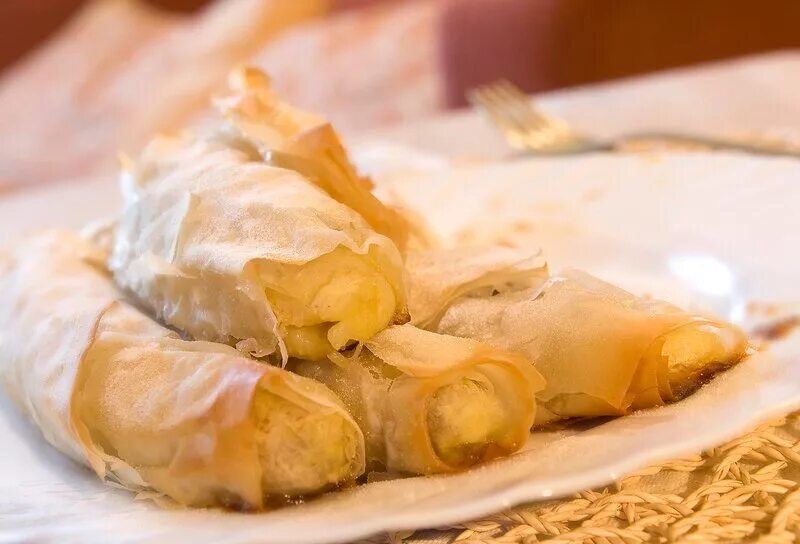 бананы в слоеном тесте. фрукты в кляре. бананы в тесте. бананы в тесте. банан с шоколадом в слоеном тесте.