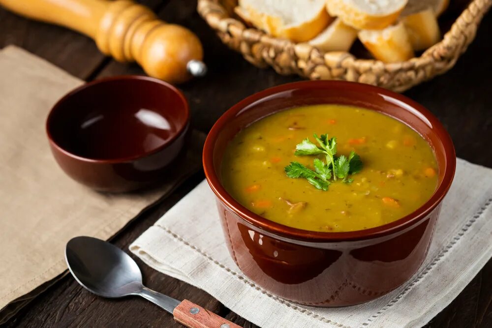 Кухня гороховый суп. Суп гороховый. похлебка с горохом. гороховый суп шеф. гороховый суп с копченой колбасой.