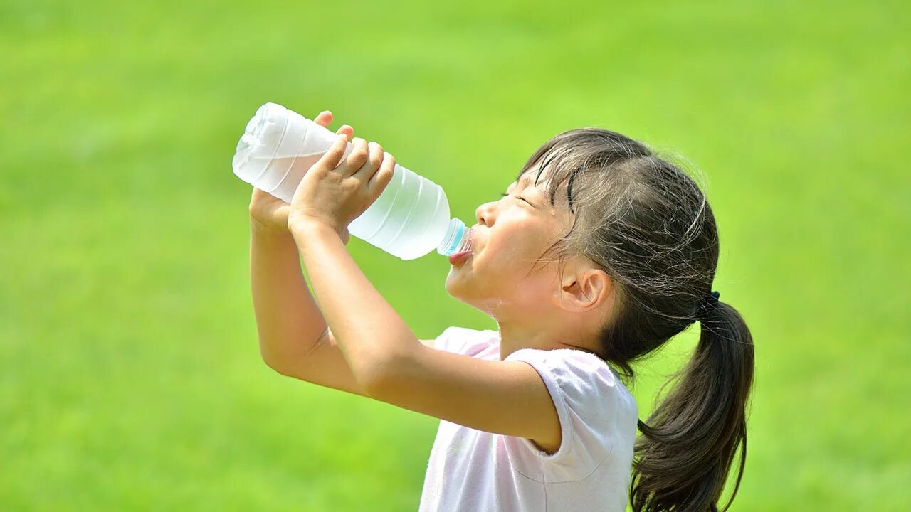 Игра пить воду. Ребенок пьет воду. Картинка девочка пьет воду. Питьевая вода для детей. Маленький ребенок пьет воду.