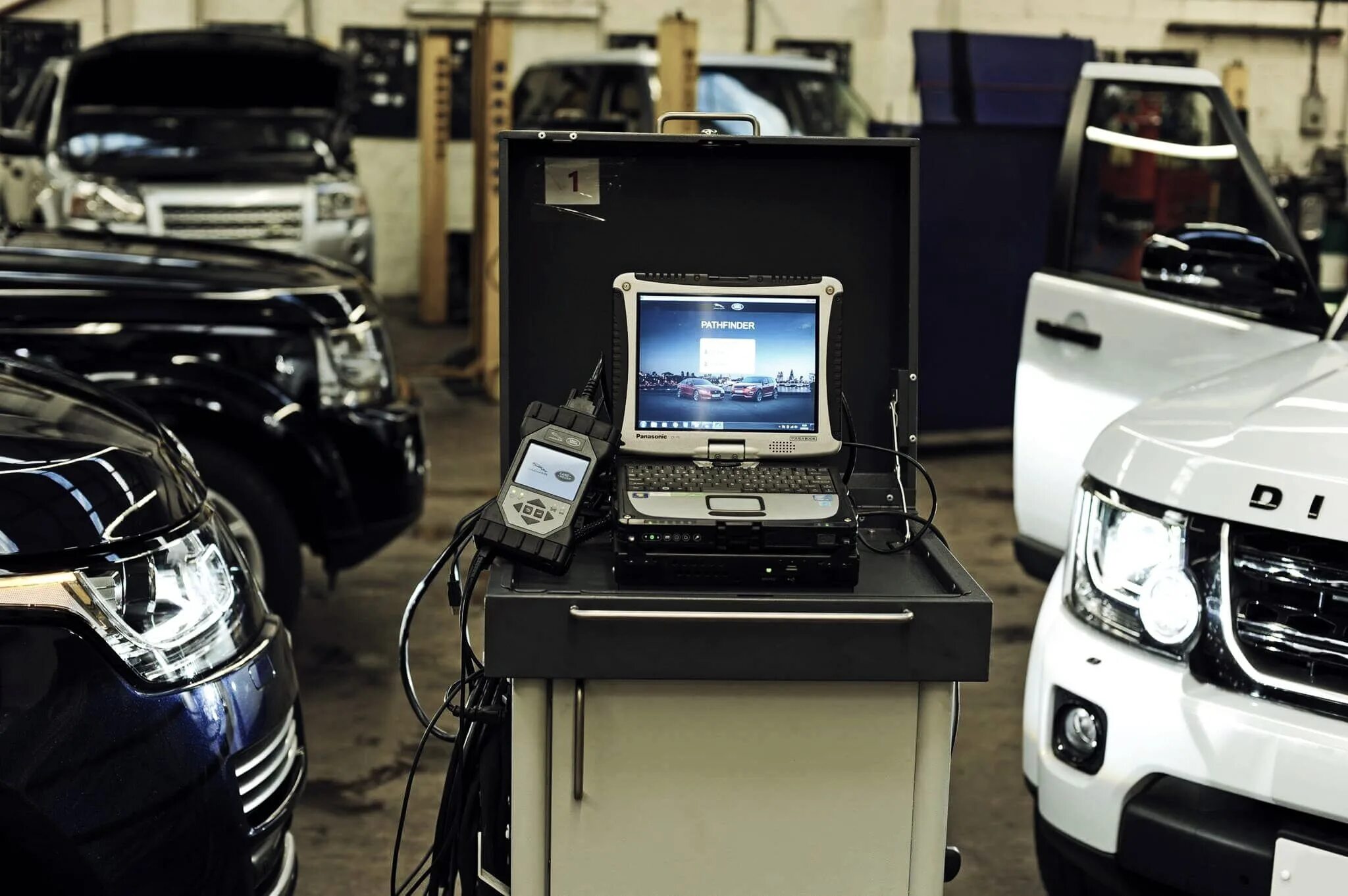 Автосервис land rover. Land Rover Diagnostic. Компьютерная диагностика ленд Ровер. Range Rover сервис. Рендж Ровер в сервисе.