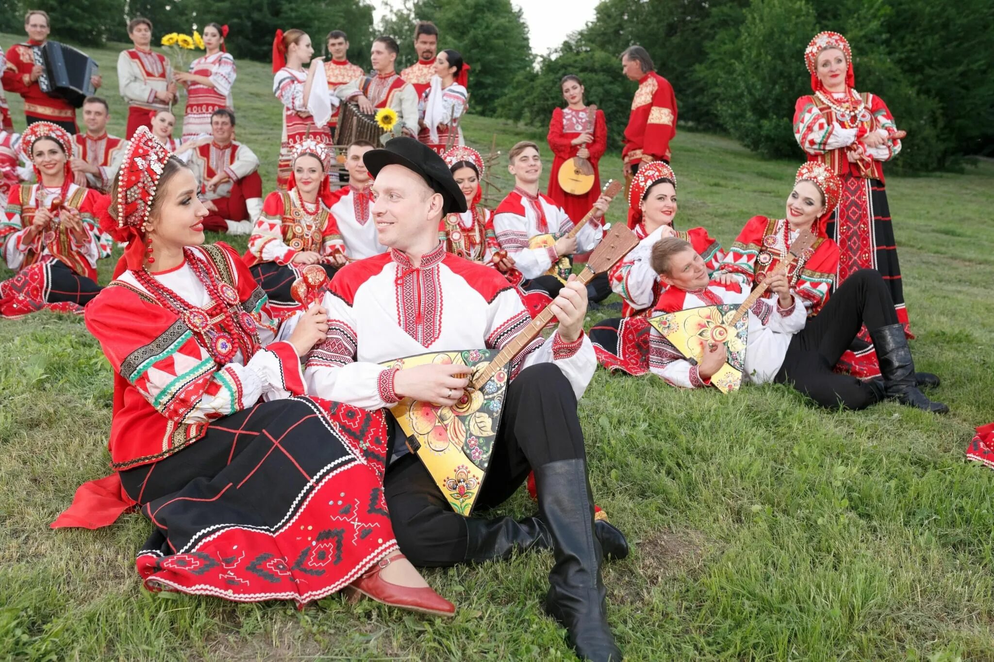 Ансамбль белогорье. День русской национальной культуры. белогорье ансамбль танцев и песни. жители республики коми.