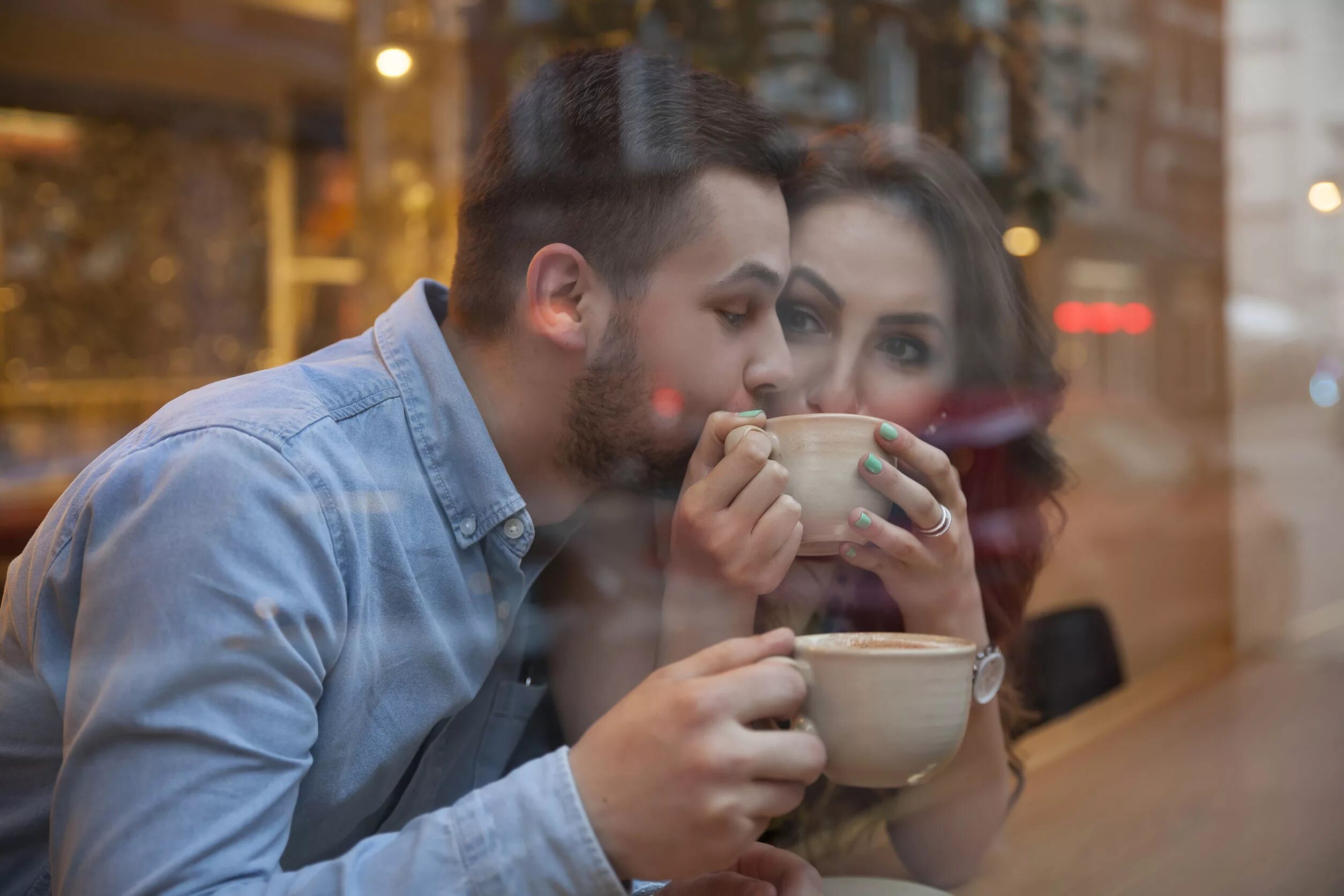 мужчина несет чашки кофе. парень предлагает чай. парень предлагает чай. мужчина и женщина с кофе. человек с кружкой чая.