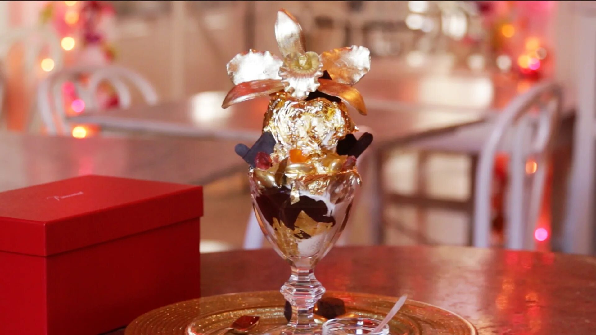 Дорогой десерт. Мороженое Golden Opulence Sundae. Десерт Frrrozen Haute Chocolate. Сандей «Frrrozen Haute Chocolate». Сандей «золотое изобилие».