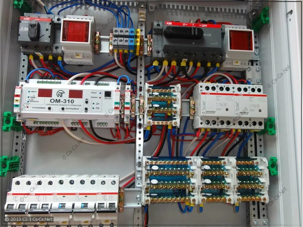 Abb at42. Клемма d4/6. Горизонтальное расположение автомата в щитке. Щит электрический. Укладка кабеля в щитке.