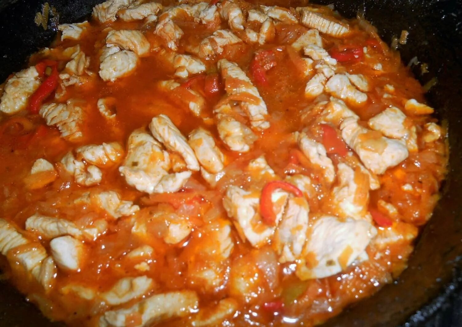 Куриный гуляш в мультиварке. Гуляш из куриной грудки с подливкой. гуляш из куриного филе на сковороде. куриный гуляш с подливкой. гуляш из куриной грудки с подливкой на сковороде.