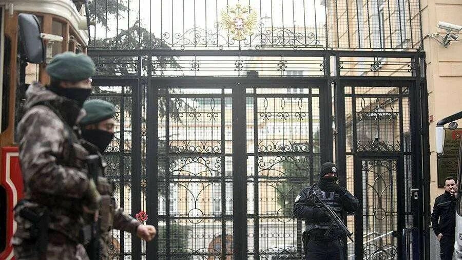 оцепление здания. в иркутске упал самолет 2022. угрозы новости. омоновцы бомба разминирование. минирование полиция школа.