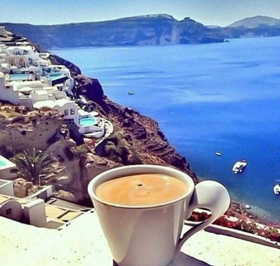 Картинки с добрым утром город. Чашка кофе на берегу океана. Чашка кофе в Греции. Утренний кофе и море. Чашка кофе с видом на море.