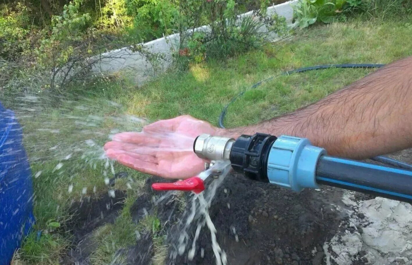 Скважина в перми. Бурение на воду. Скважина на воду. Бурение водяных скважин. Водяная скважина.