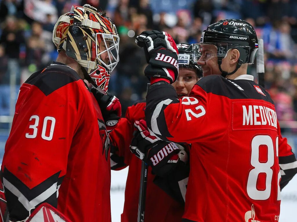 Хоккеист хк авангард. Хоккейная группа авангард. Кхл хк авангард омск. Авангард омск хоккей фото. Авангард омск ястреб.