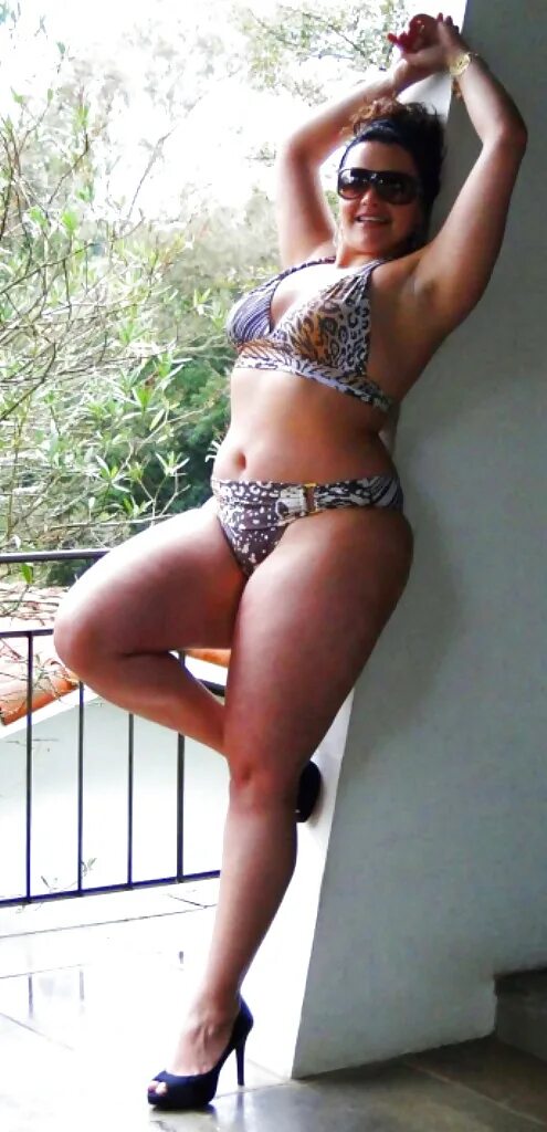 Взрослые женщины в мини. Женщины с полными ногами. Красивые дамы в колготках. Крупные сочные женщины в возрасте. Частные ляжки.