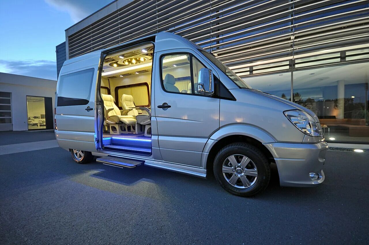 Найди спринтер. Mercedes-Benz Sprinter. Мерседес Спринтер экстерьер. Mercedes Benz Sprinter 2020. Мерседес 11 местный Спринтер.